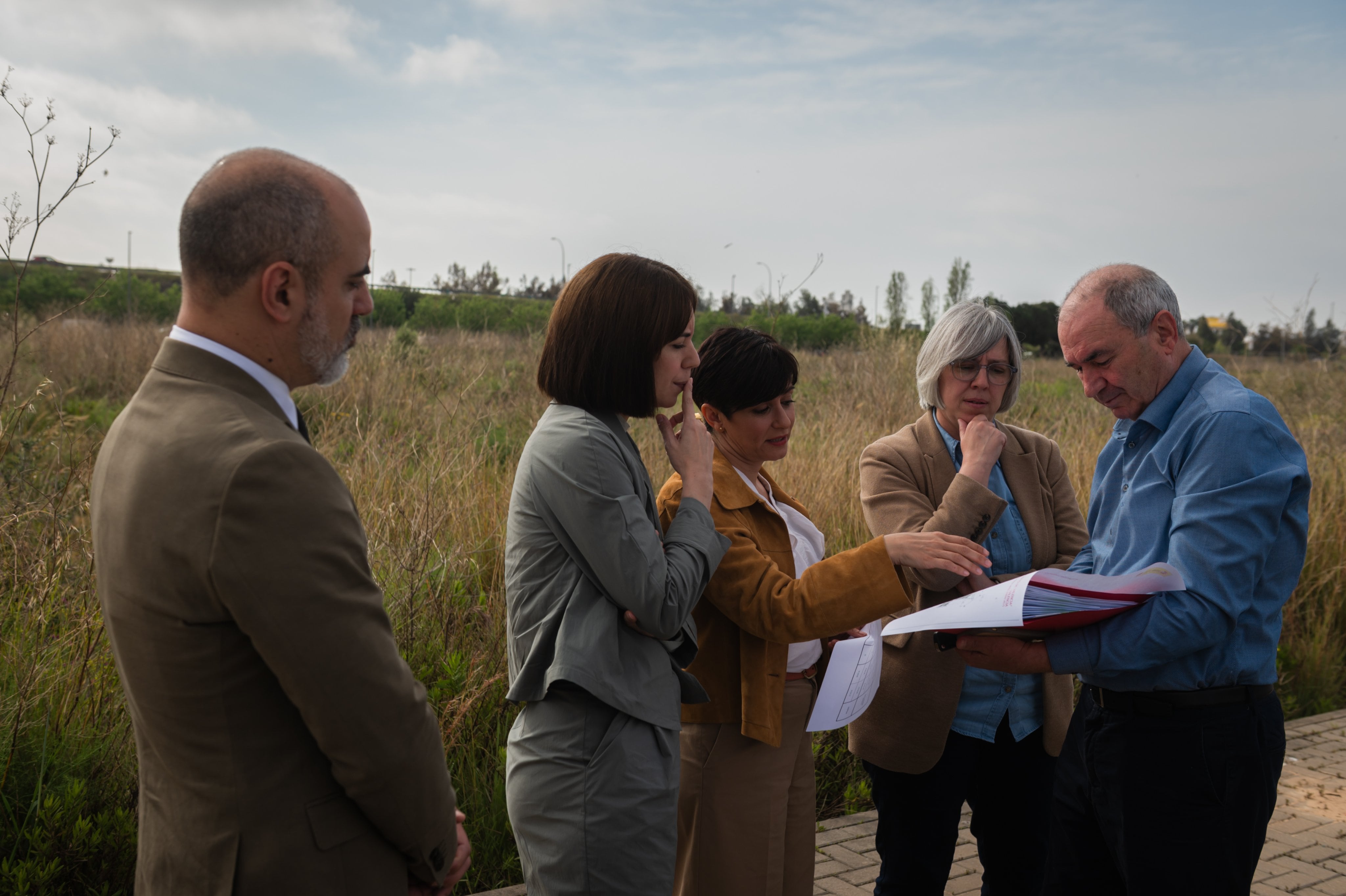 Las ministras Isabel Rodríguez y Diana Morant y la directora del SEPES, Leire Iglesias, en los terrenos de la ZAL donde se instalará la Ciudad de la Construcción