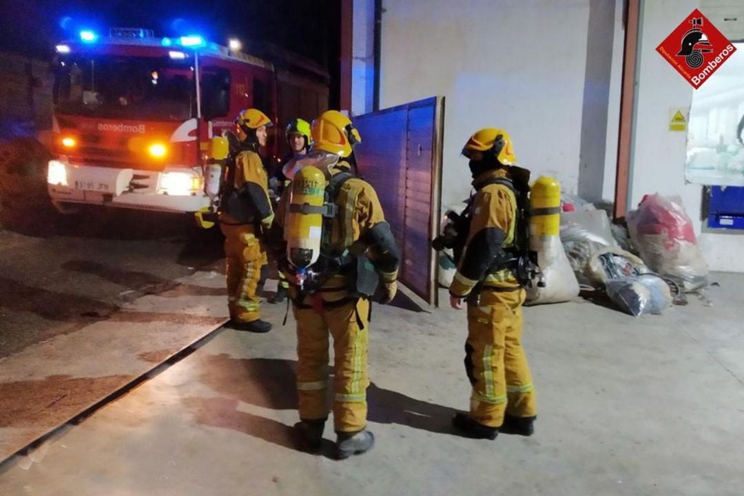 Los bomberos durante la extinción del fuego en la fábrica Hilaturas Ferre de Banyeres.