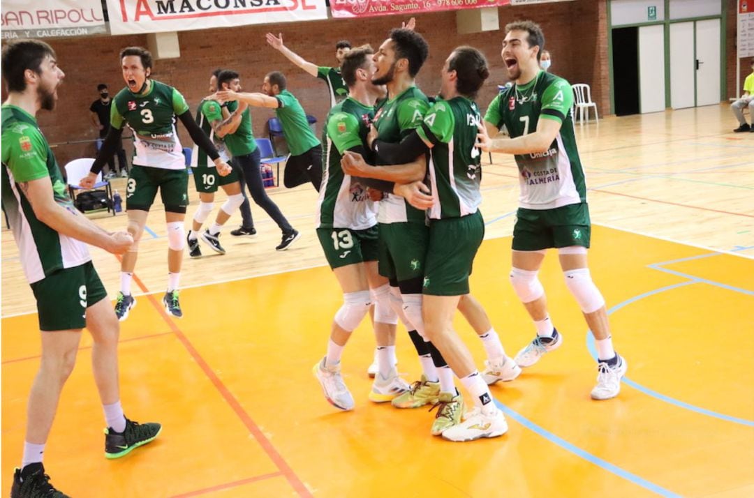 Los jugadores del Unicaja Almería celebran la victoria en Los Planos