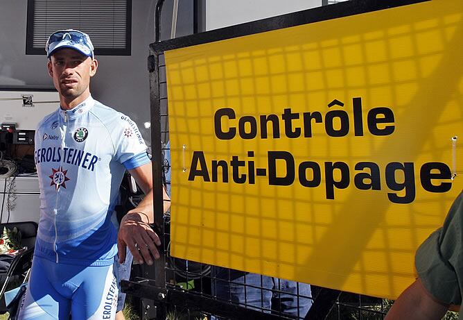 Stefan Schumacher pasando un control antidopaje en el Tour