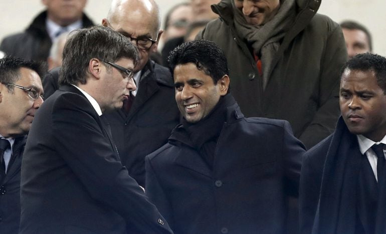 Nasser Al-Khelaifi saluda a Carles Puigdemont ante la mirada de Bartomeu y Patrick Kluivert durante el duelo en el Camp Nou