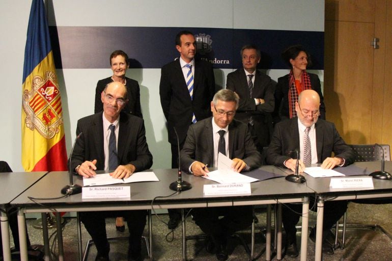 Els responsables territorials d'Andorra i França signant el conveni per a la millora de l'RN20 a l'edifici administratiu del Govern aquest migdia.