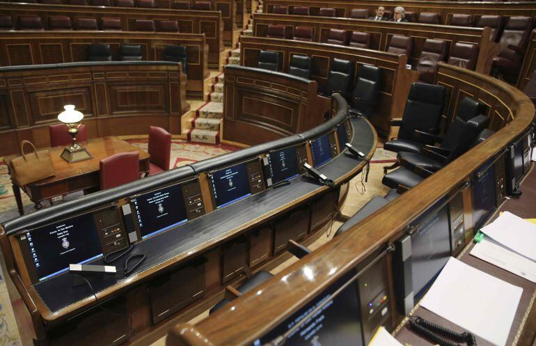 Escaño  del presidente del Gobierno, Mariano Rajoy, en el Congreso de los Diputados tras la última sesión de control al Ejecutivo 