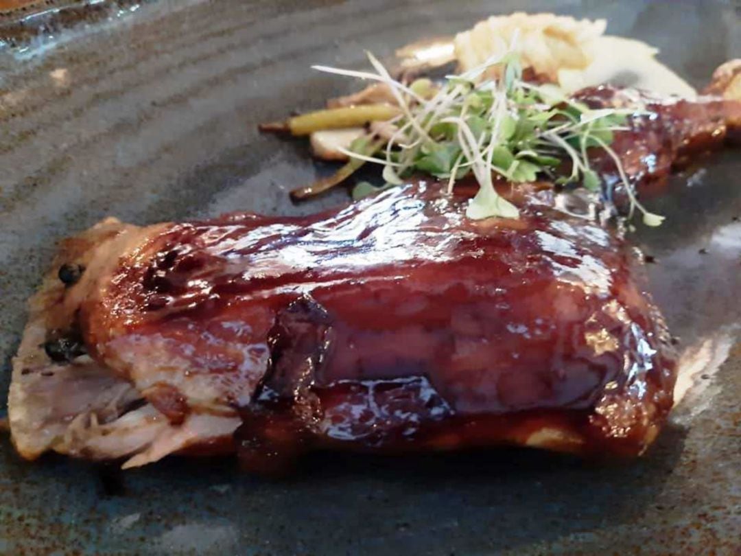 Paletilla de cordero lechal con glaseado japonés y puré de apionabo