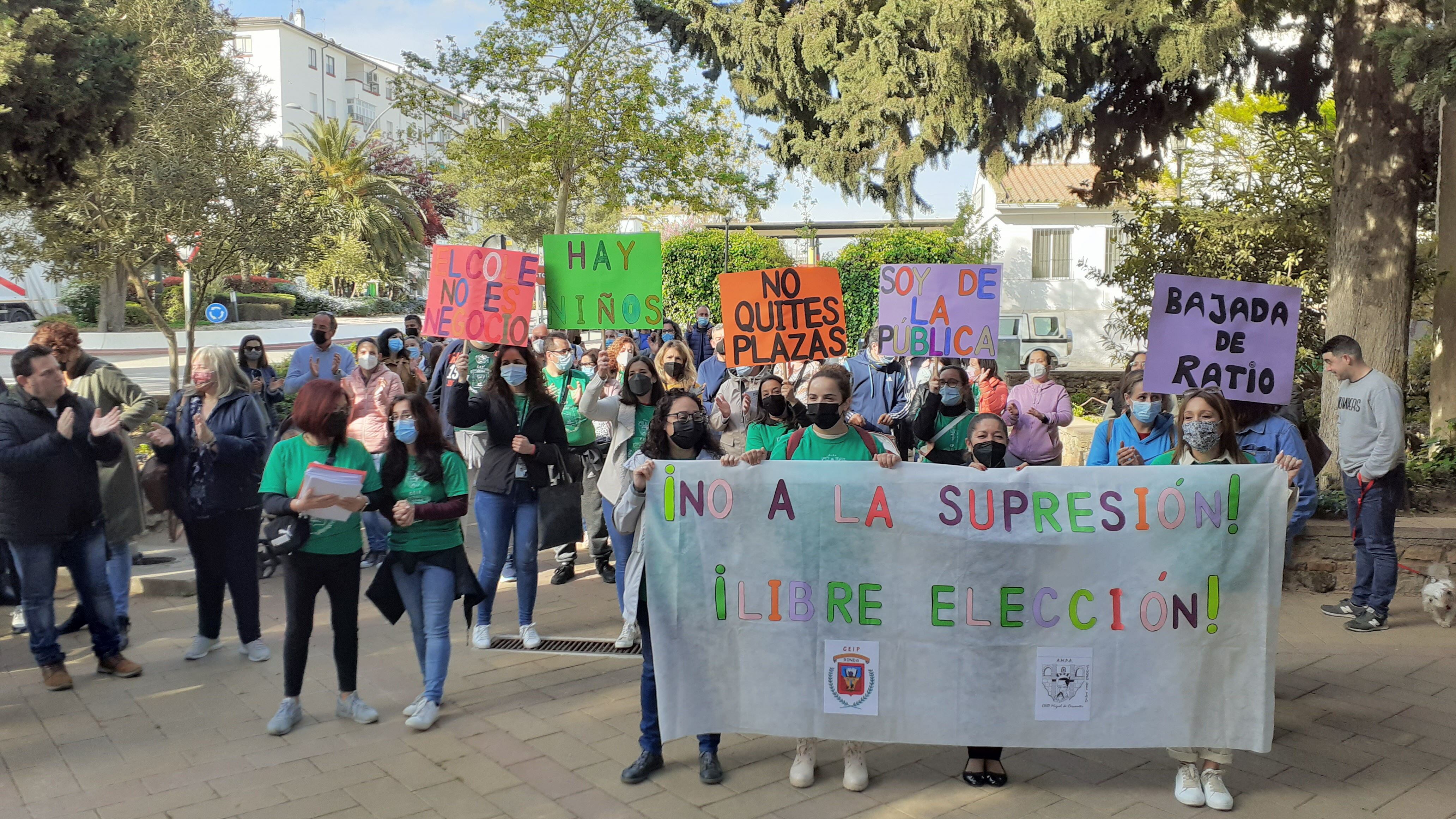 La concentración ha tenido lugar en la plaza anexa al centro educativo