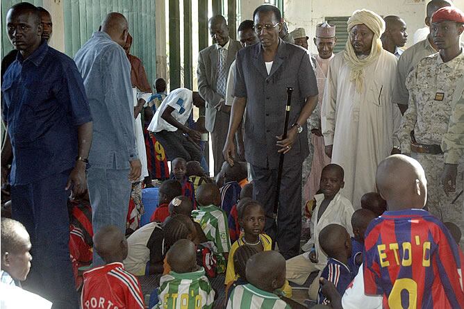 El presidente del país africano junto a miembros militares visita a los niños que iban a ser trasladados fuera del país.