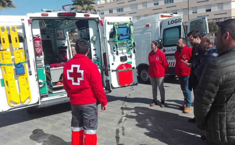 Los miembros de Creu Roja mostraron el interior de los nuevos vehículos a las autoridades.