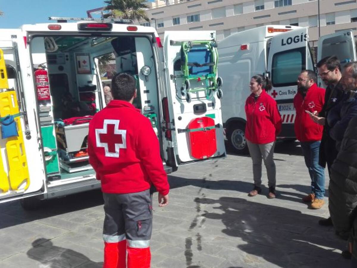 Creu Roja amplía su flota de ambulancias en la Isla