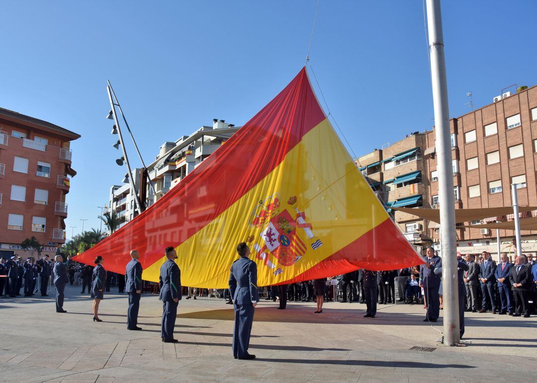 Izado de la bandera en Alcantarilla