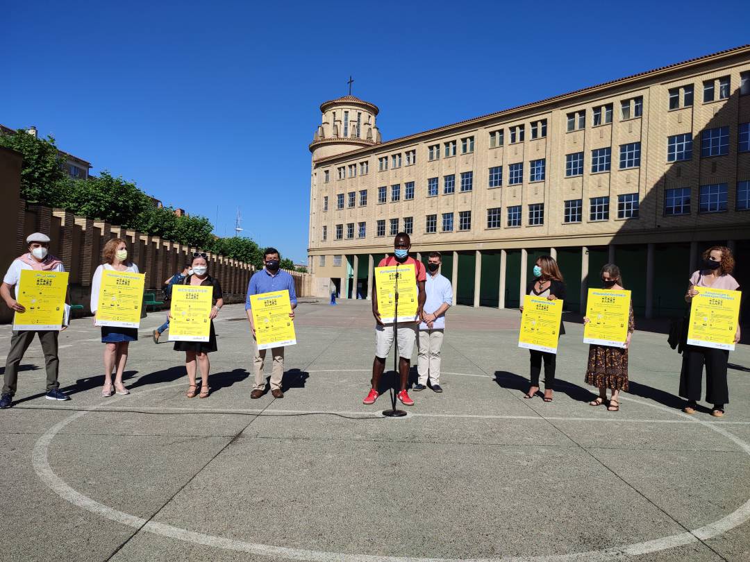 Personas migrantes de las diferentes asociaciones con los carteles en sus idiomas.