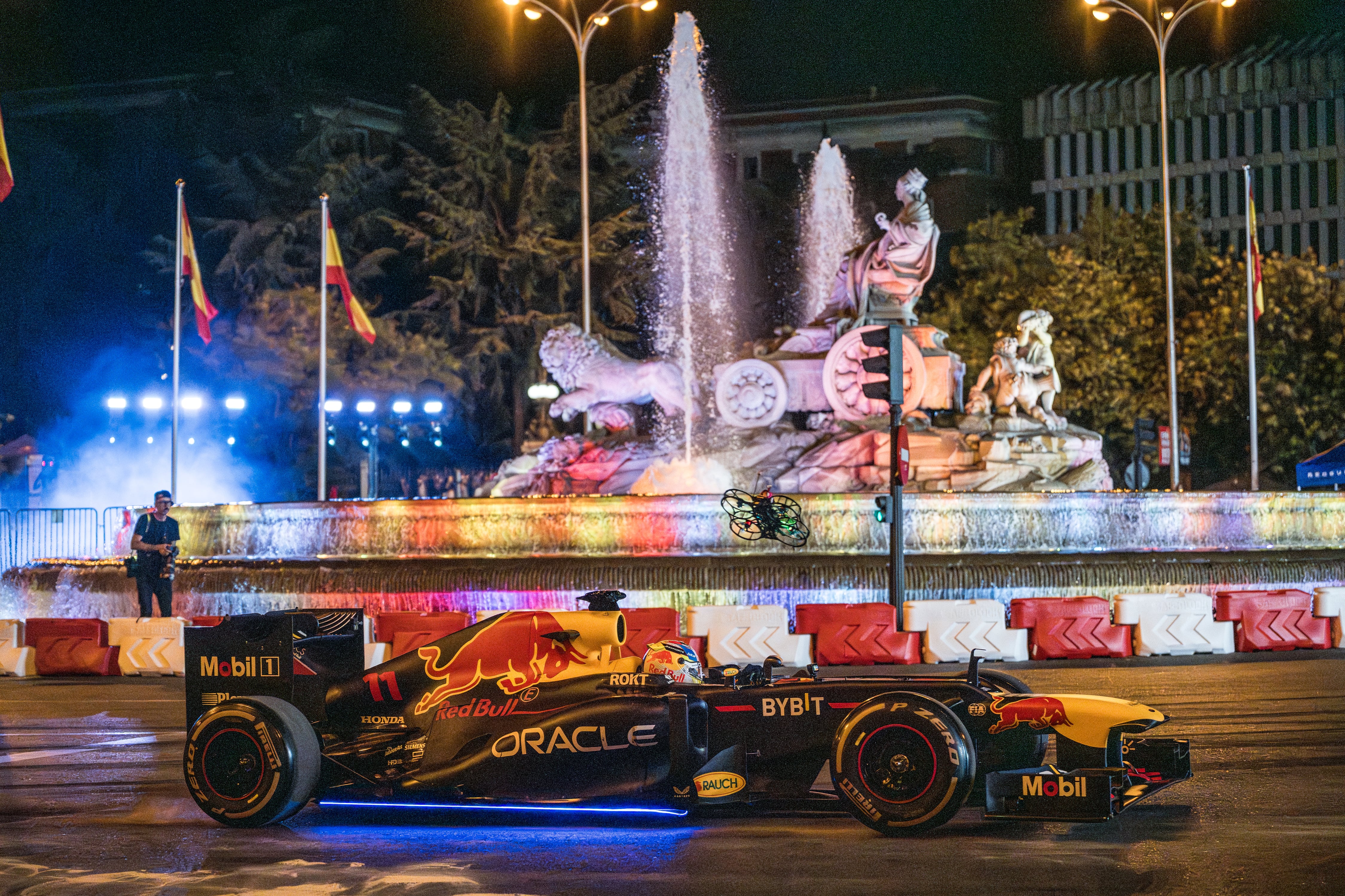 Checo Pérez, durante una exhibición con Red Bull en la Puerta de la Cibeles. (Photo By Diego Radames/Europa Press via Getty Images)