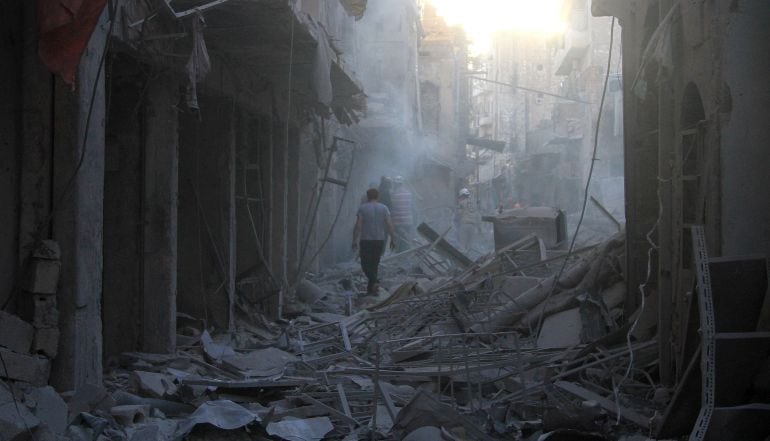 Una calle destruida de Alepo entre la que buscan supervivientes de los bombardeos / Mustafa Sultan/Anadolu Agency/Getty Images