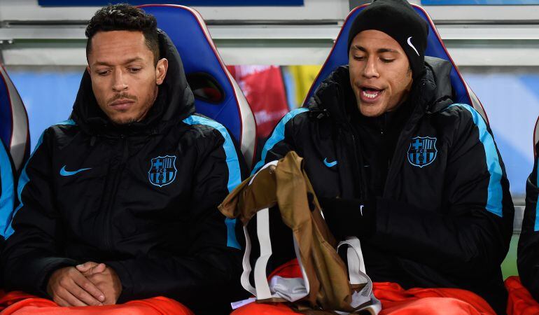 Adriano y Neymar, en el banquillo azulgrana