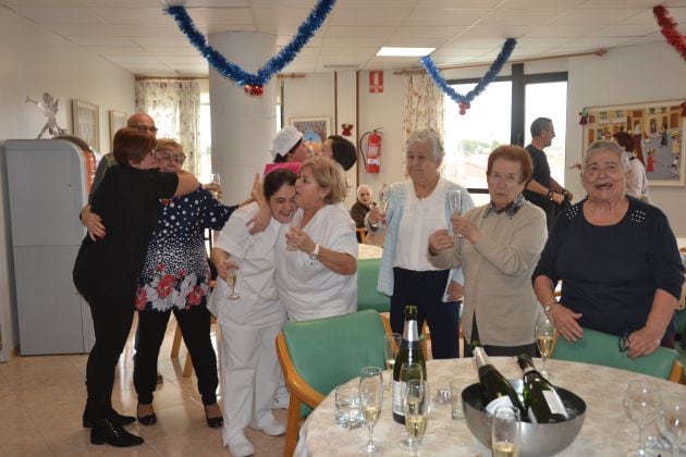 &quot;La residencia parecía la fiesta mayor&quot;, cuenta Pilar, con camisa de puntos y flores en la imagen