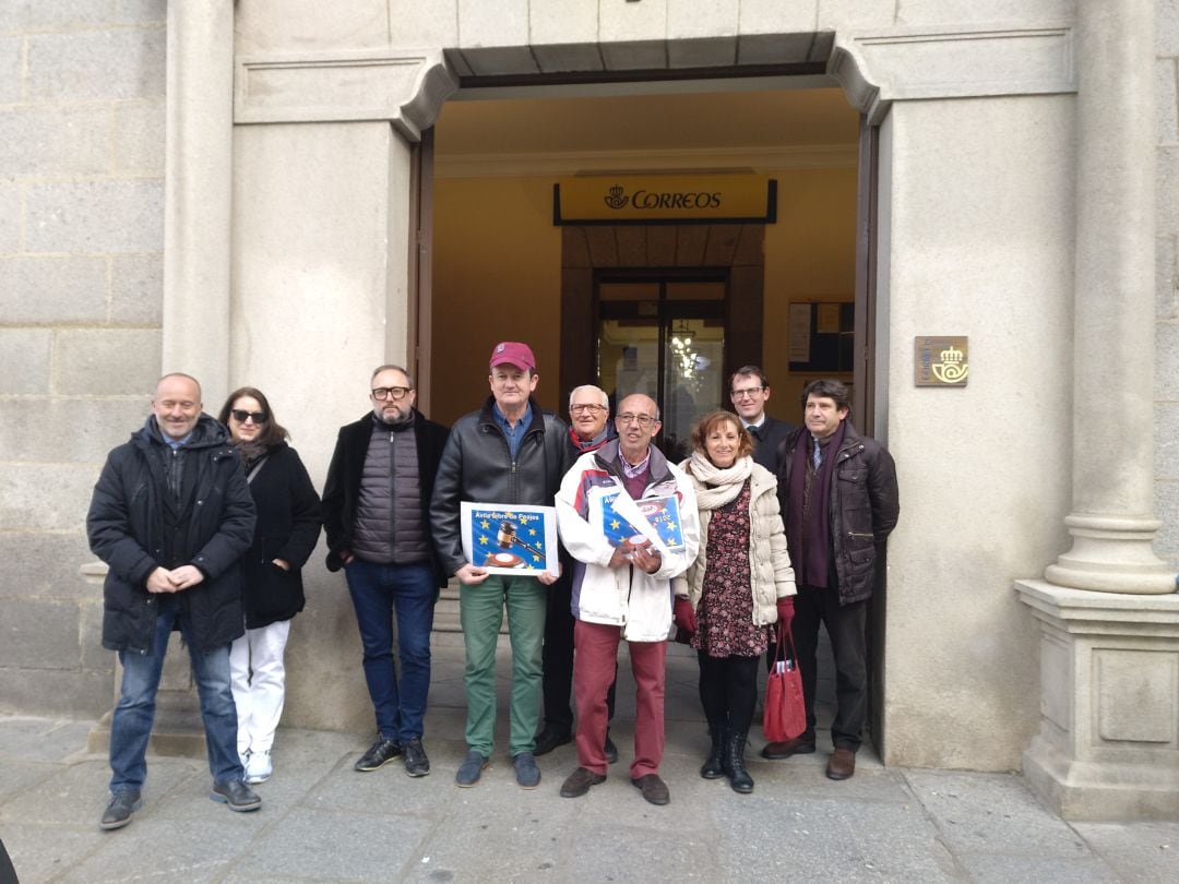 Miembros de Ávila Libre de Peajes han llevado el escrito a Correos