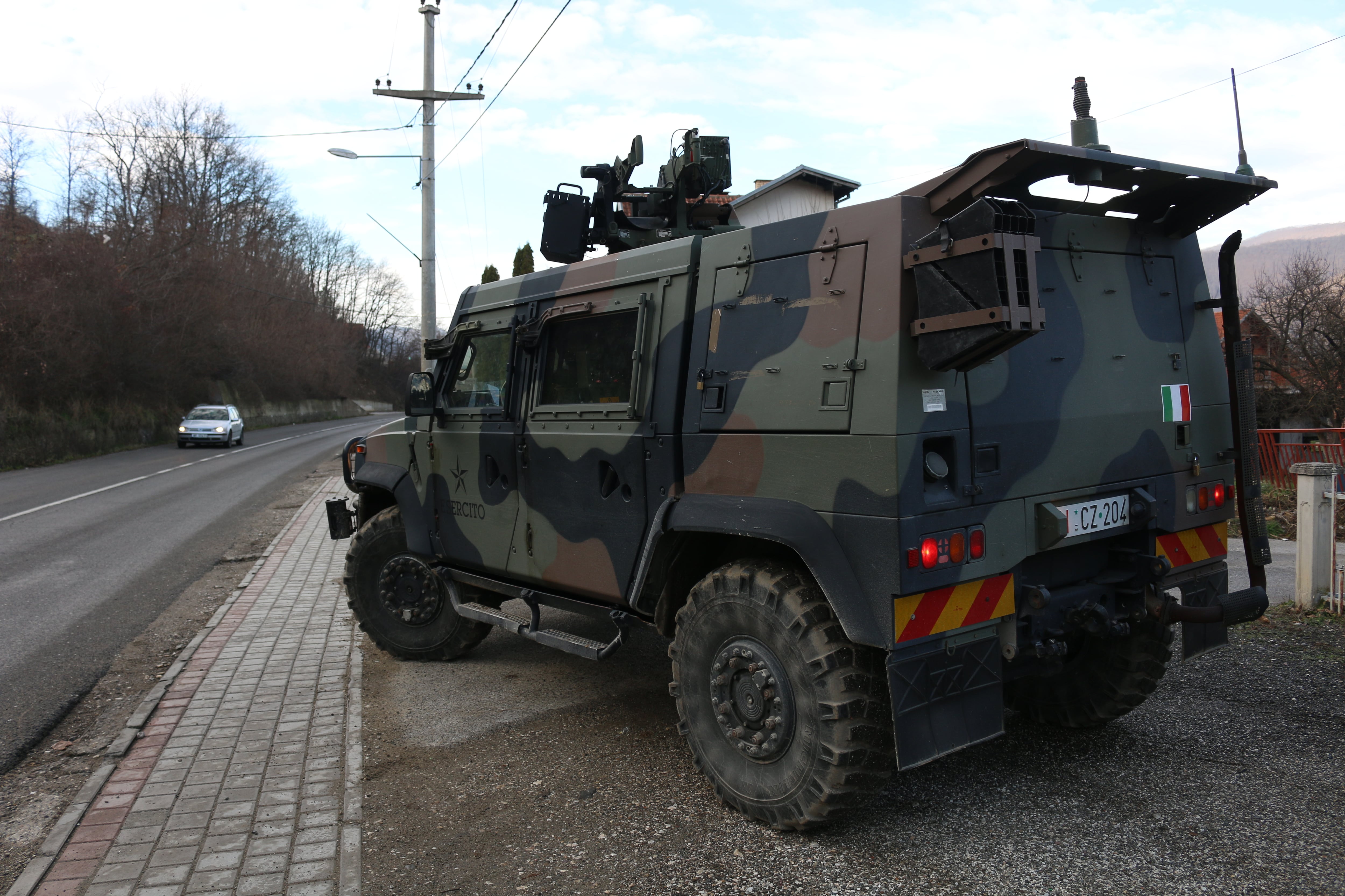 Patrulla de la fuerza de paz de la OTAN en la frontera entre Serbia y Kosovo