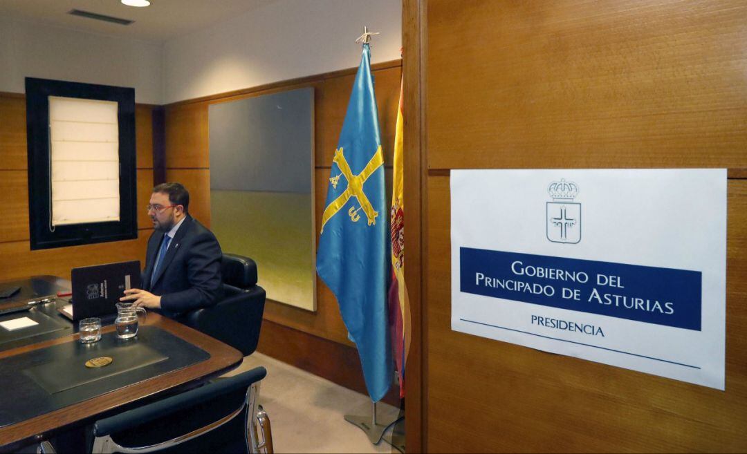 El presidente, Adrián Barbón, durante el Consejo de Gobierno telemático.