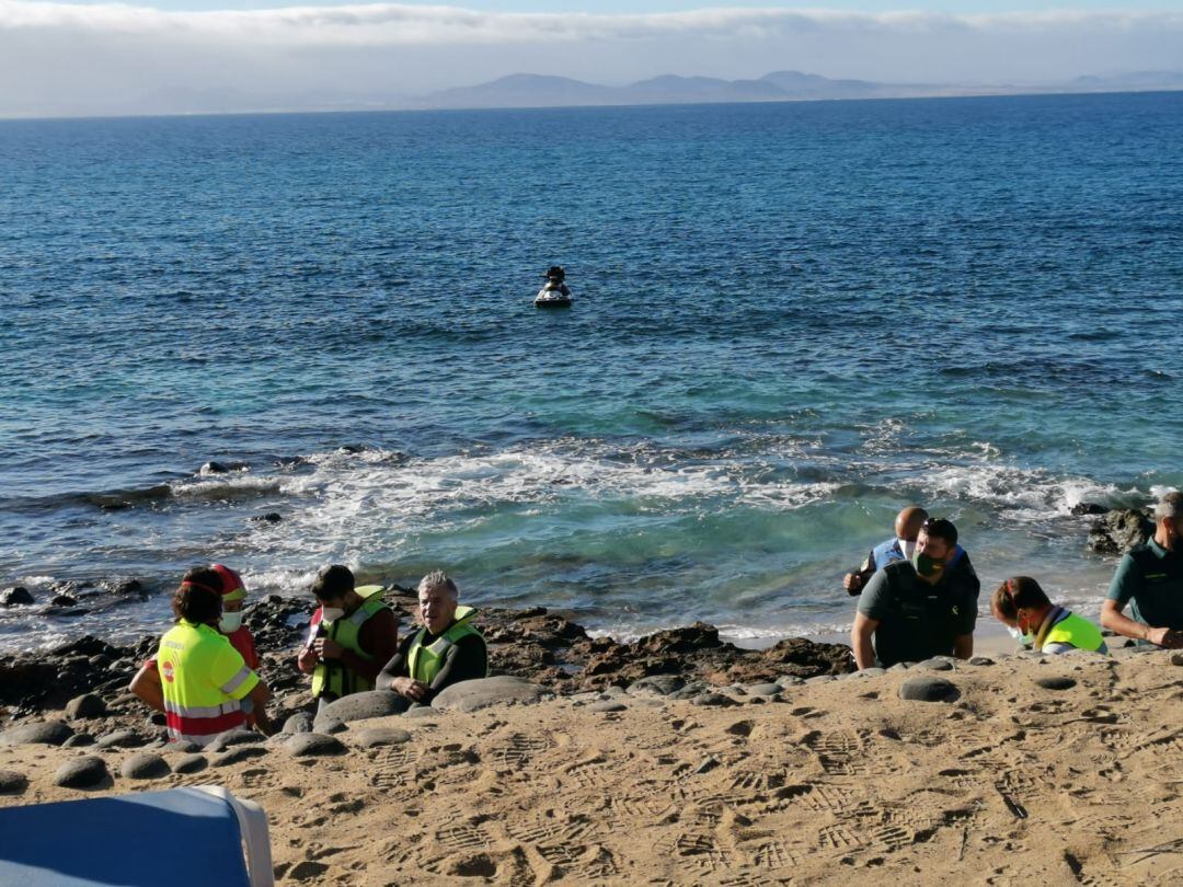 Los efectivos de emergencias y seguridad en la zona donde se produjo el ahogamiento.