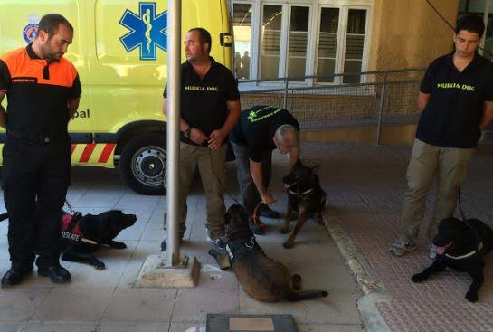 A la izq. Kiki y Antonio Serrano. A la derecha los responsables de 'Murcia Dog'