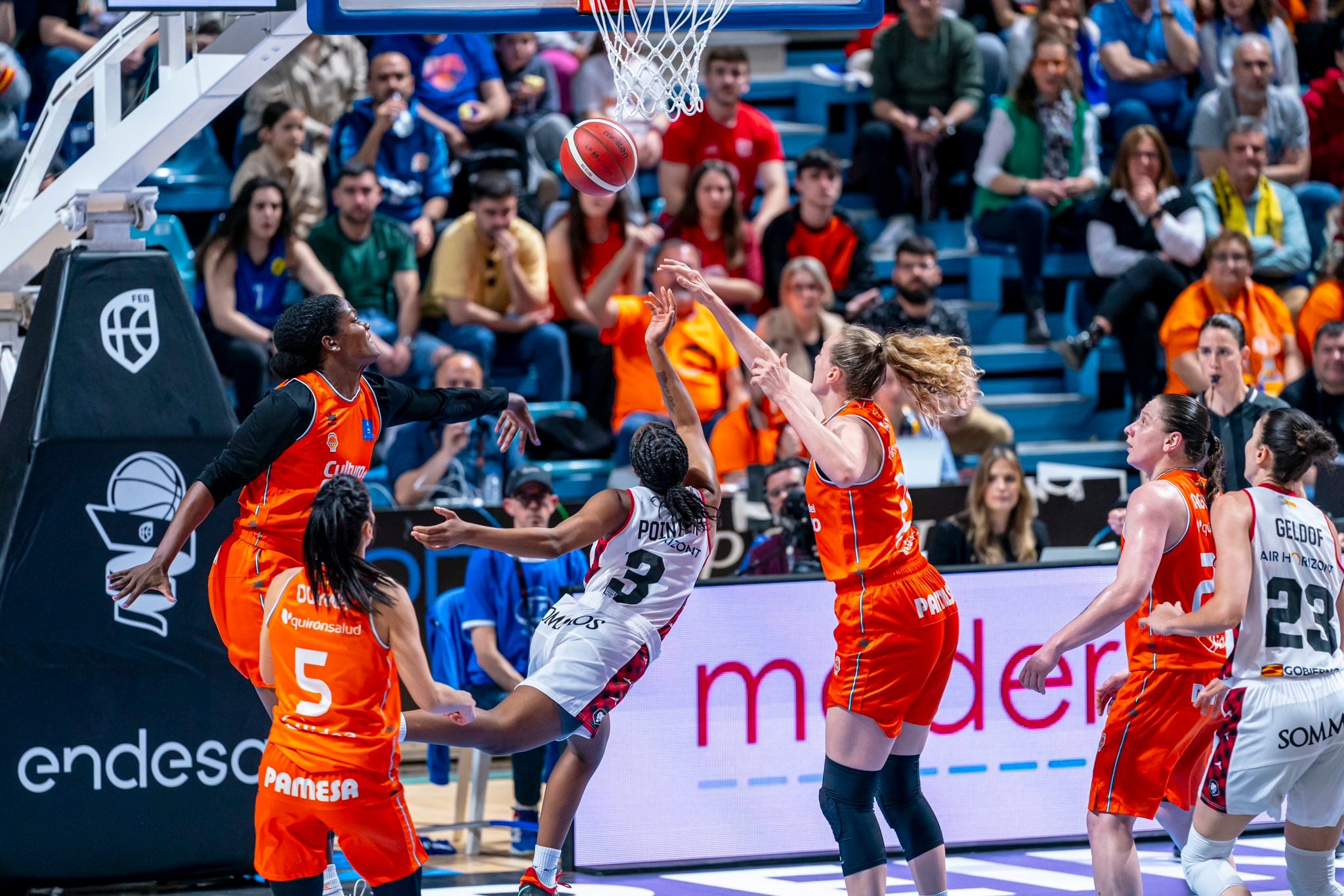 Kayla Pointer recibe la falta en su entrada a la canasta del Valencia Basket