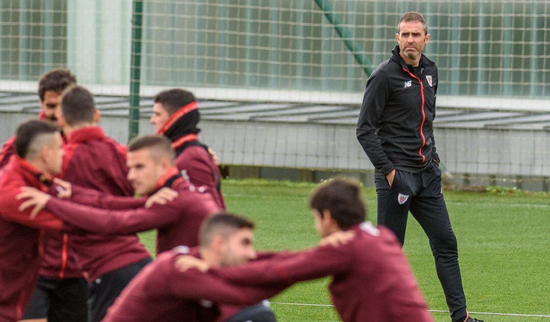 El entrenador del Athletic de Bilbao Gaizka Garitano, durante el entrenamiento preparatorio del partido de liga que mañana les enfrenta al Girona en el estadio de San Mamés