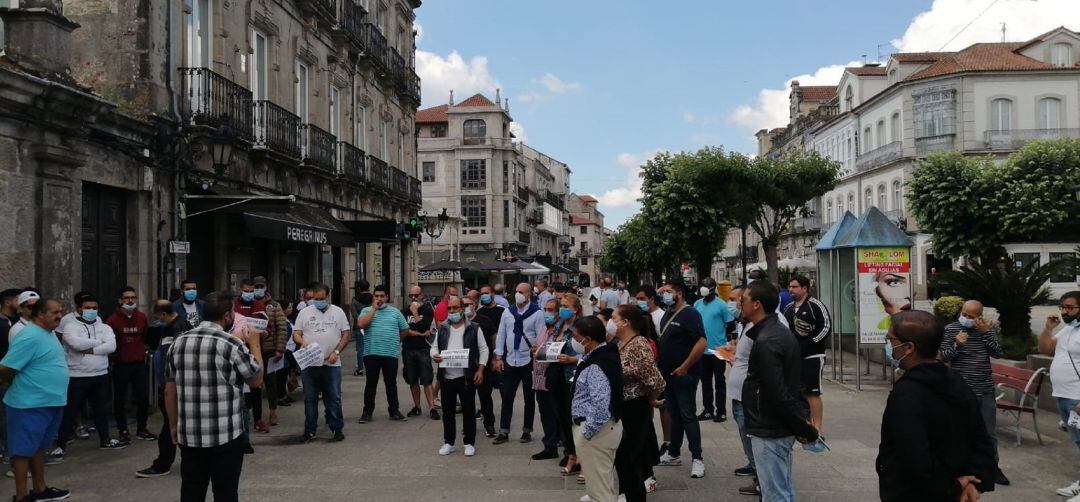 Ambulantes de Tui concentrados en el Paseo da Corredoira para reclamar el regreso del mercadillo a esta zona. 