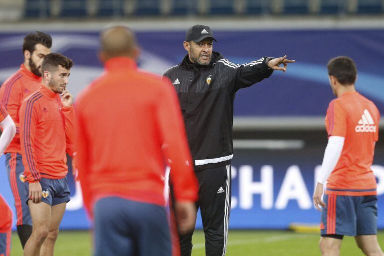 BRU01. GENT (BÉLGICA), 03/11/2015.- El entrenador portugués del Valencia CF, Nuno Espirito Santo (c), dirige el entrenamiento del equipo en el Ghelamco Arena de Gent, Bélgica, el 3 de noviembre del 2015, en la víspera de su enfrentamiento al KAA Gent en un partido del grupo H de la Liga de Campeones. EFE/Laurent Dubrule