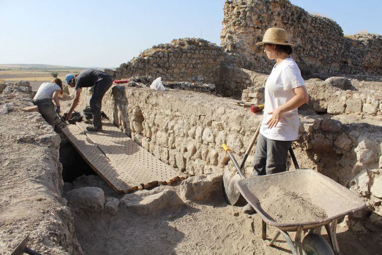 Alumnos de arqueología de varias universidades reconstruyen la vida diaria de los habitantes de Calatrava La Vieja