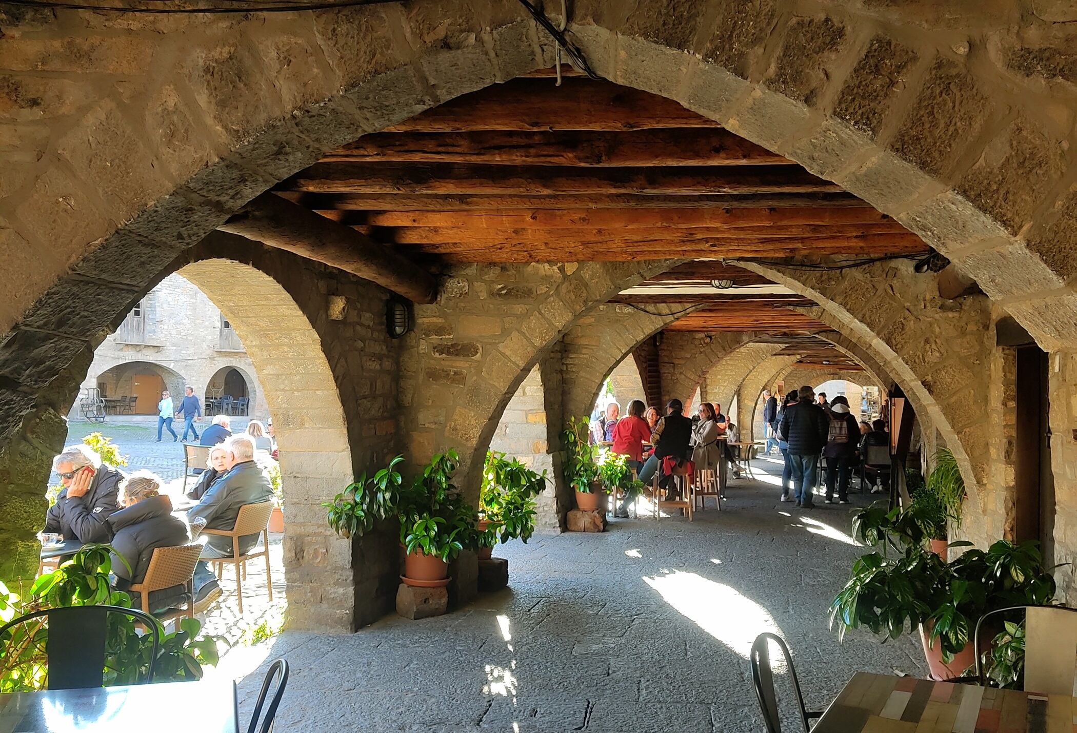 Las terrazas del casco antiguo de Aínsa comienzan a llenarse. Foto: Ayuntamiento de Aínsa