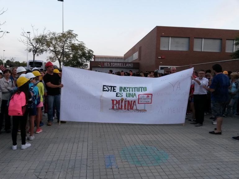 Concentración de esta mañana a las puertas del instituto