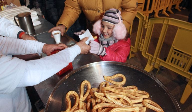 Nada mejor que un chocolate con churros para calentarse tras el pregón de las fiestas patronales en la Plaza del Pueblo