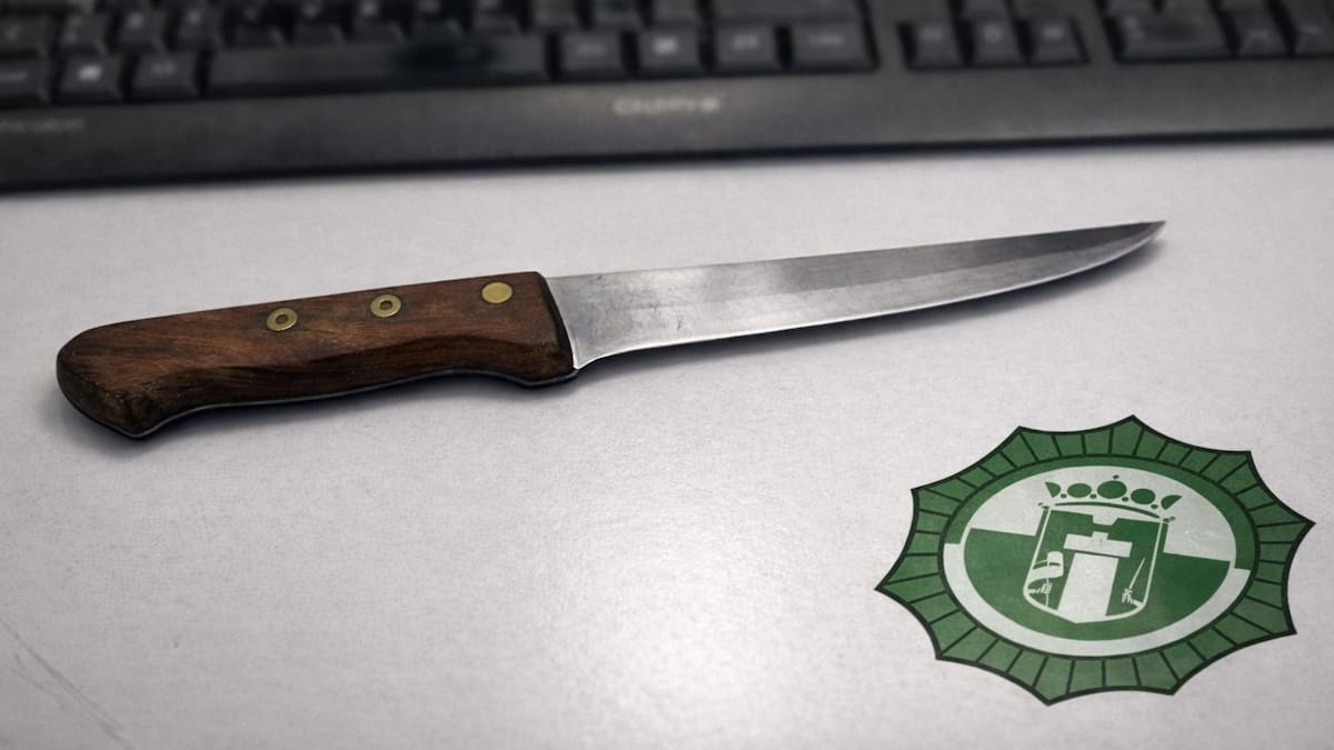 La Policía Local de Petrer interviene un cuchillo en el parking de la estación de autobuses