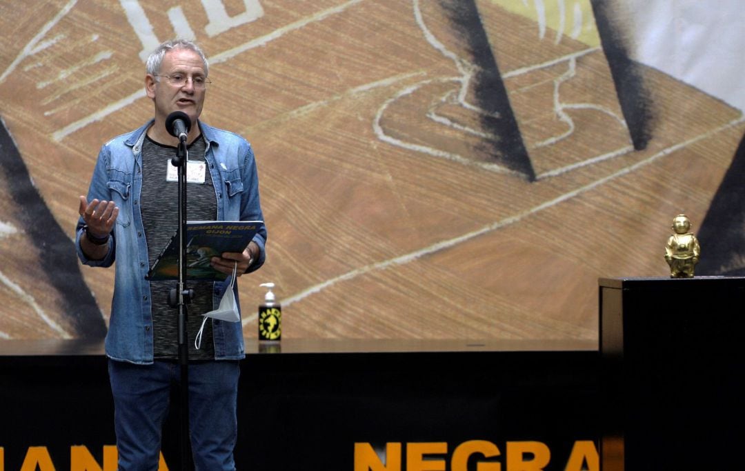 El director de la Semana Negra de Gijón, Ángel de la Calle, da a conocer los ganadores de los premios literarios de la trigésimo tercera edición.