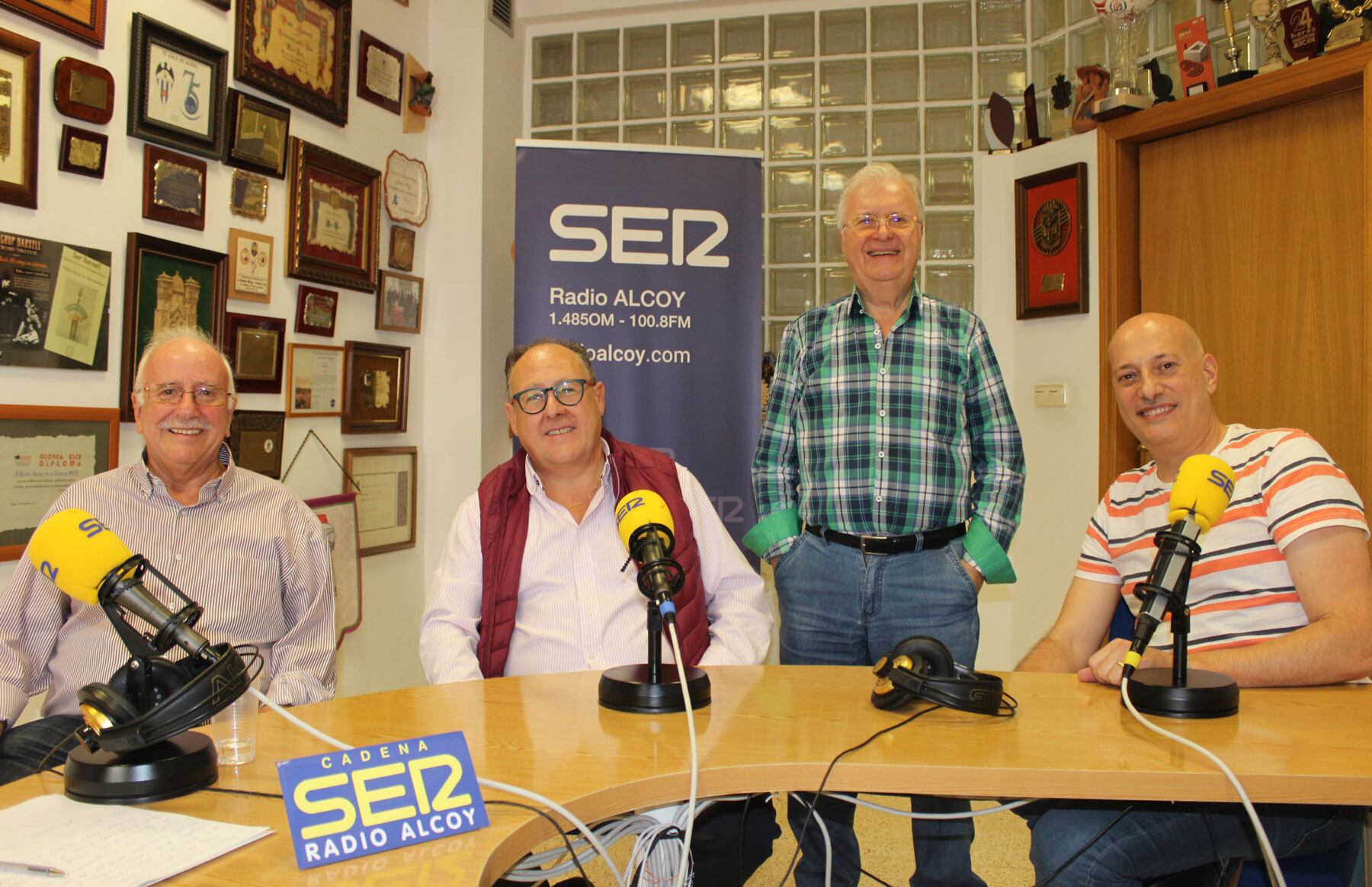 Sixto Zaragoza, Francisco Nicolau y Jordi Peidro, junto a Paco Aznar, en el estudio central de Radio Alcoy