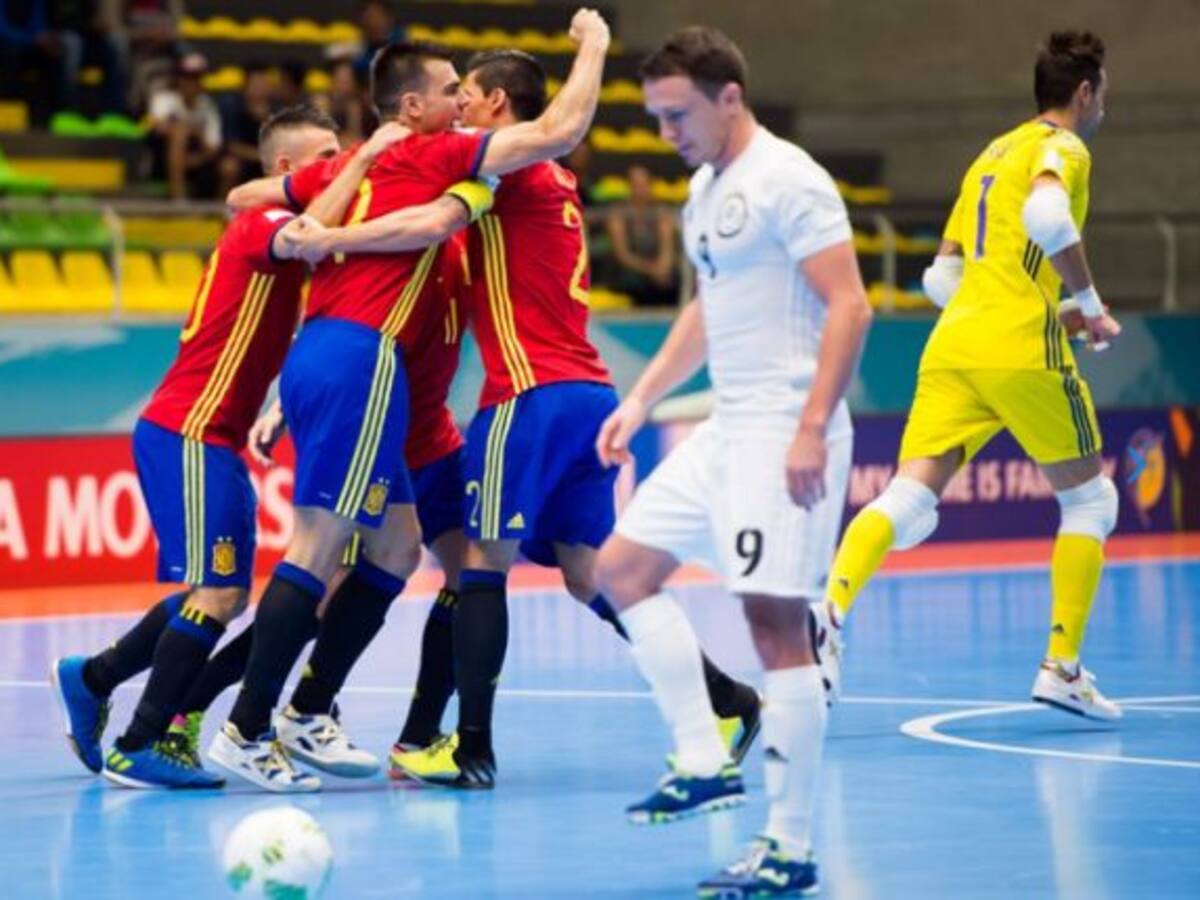 España supera a Kazajistán pese a los árbitros