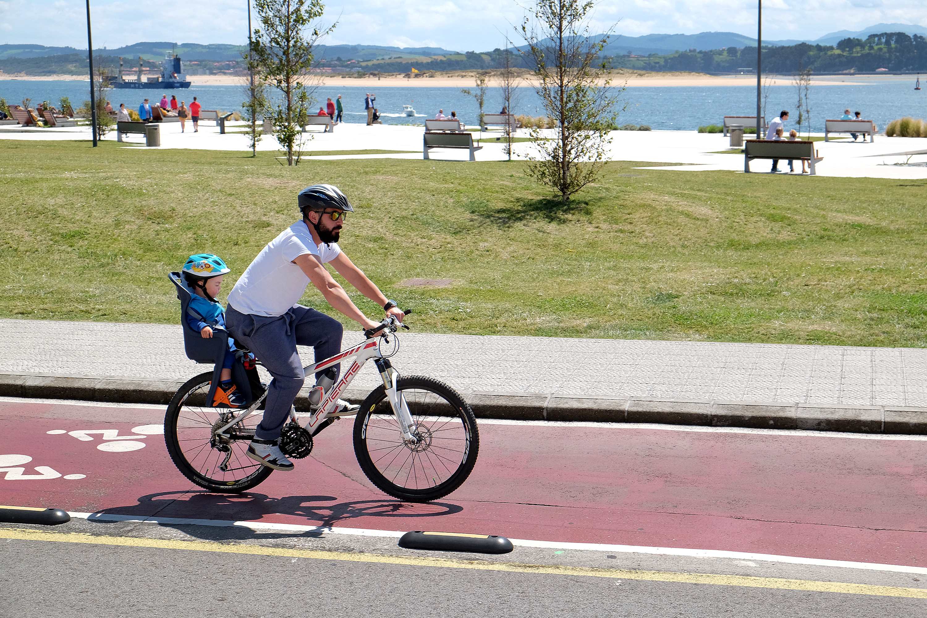 Un ciclista pedaleando en un carril bici de Santander.