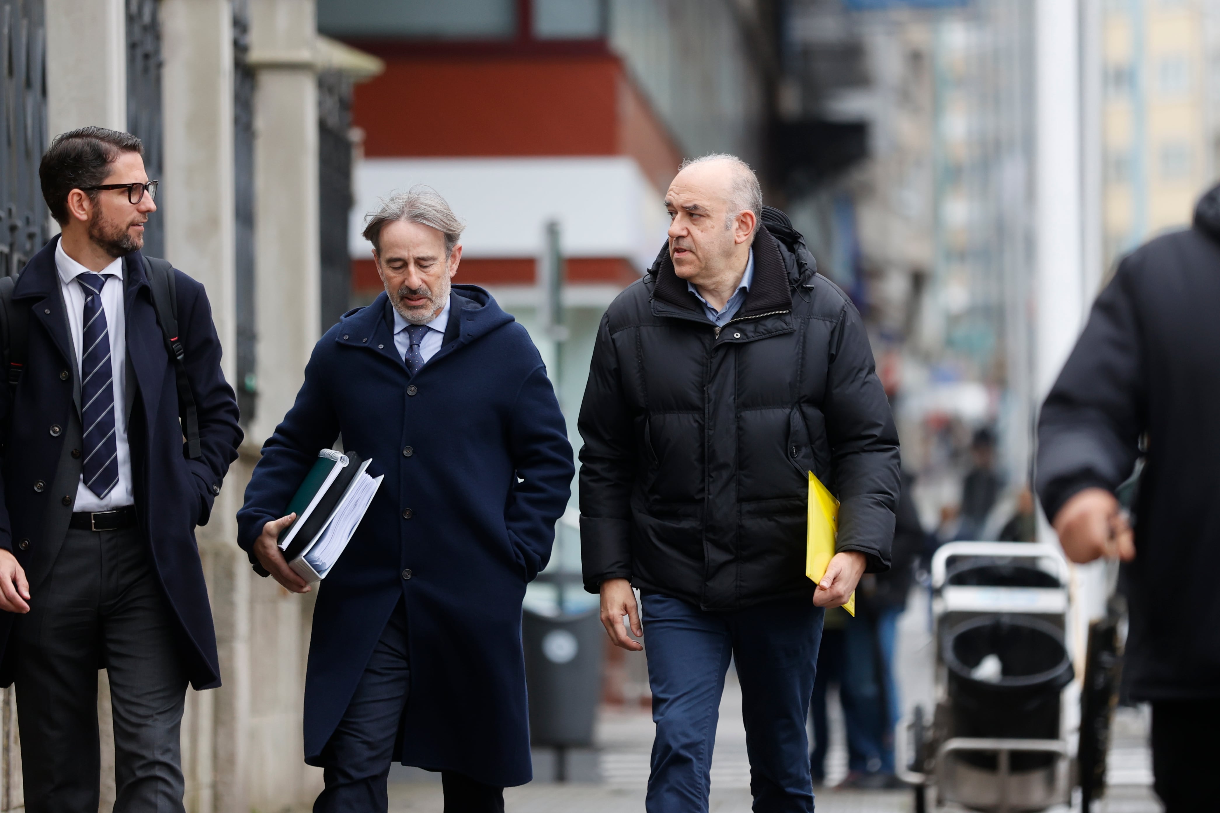 A CORUÑA, 14/04/26.- Llegada a la Audiencia Provincial de A Coruña, donde continúa el juicio por estafa y apropiación indebida de una Primitiva millonaria, con un premio de 4,7 millones de euros, del lotero Manuel Reija (d), que aseguró haber encontrado el boleto e intentó cobrarlo, pero también contra su hermano, que entonces era delegado provincial de Loterías. EFE/Cabalar
