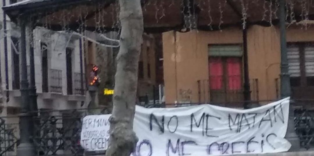 La AFA colocó unas pancartas de apoyo a la menor denunciante en el templete de la Plaza Mayor