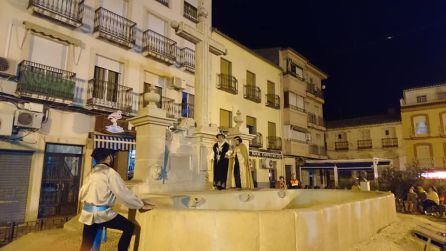 Momento de la representación de la &#039;Fontana de Xodar&#039; en la fuente principal de la Plaza de España