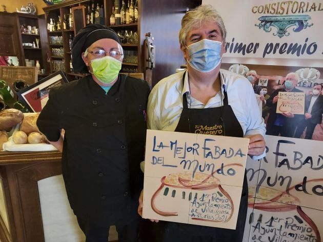 Ana y José Luis, dos de los artífices de la fabada de La Consistorial, elegida como la mejor del mundo.