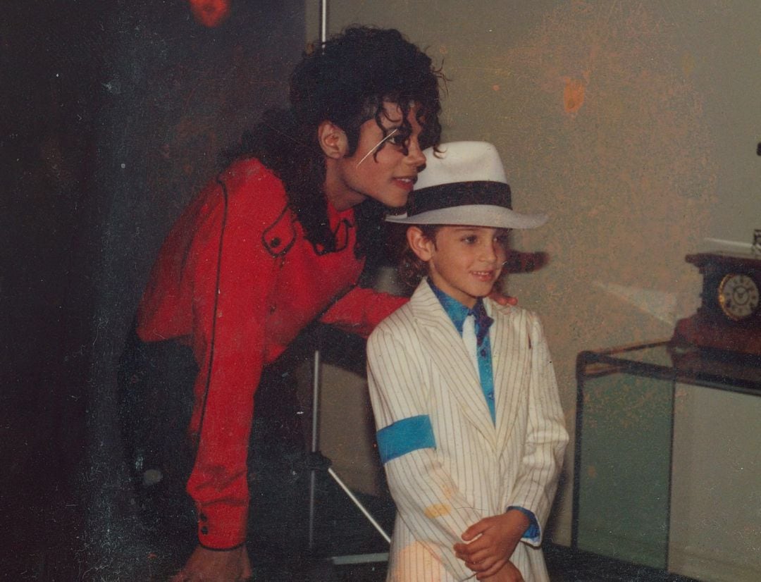 Fotograma del documental &quot;Leaving Neverland&quot; cedido por Sundance Institute, donde se aparece el fallecido cantante de pop estadounidense Michael Jackson junto a un niño no identificado