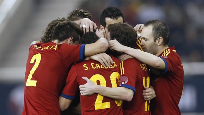 Los jugadores de España celebran el primer gol logrado ante Uruguay en Catar