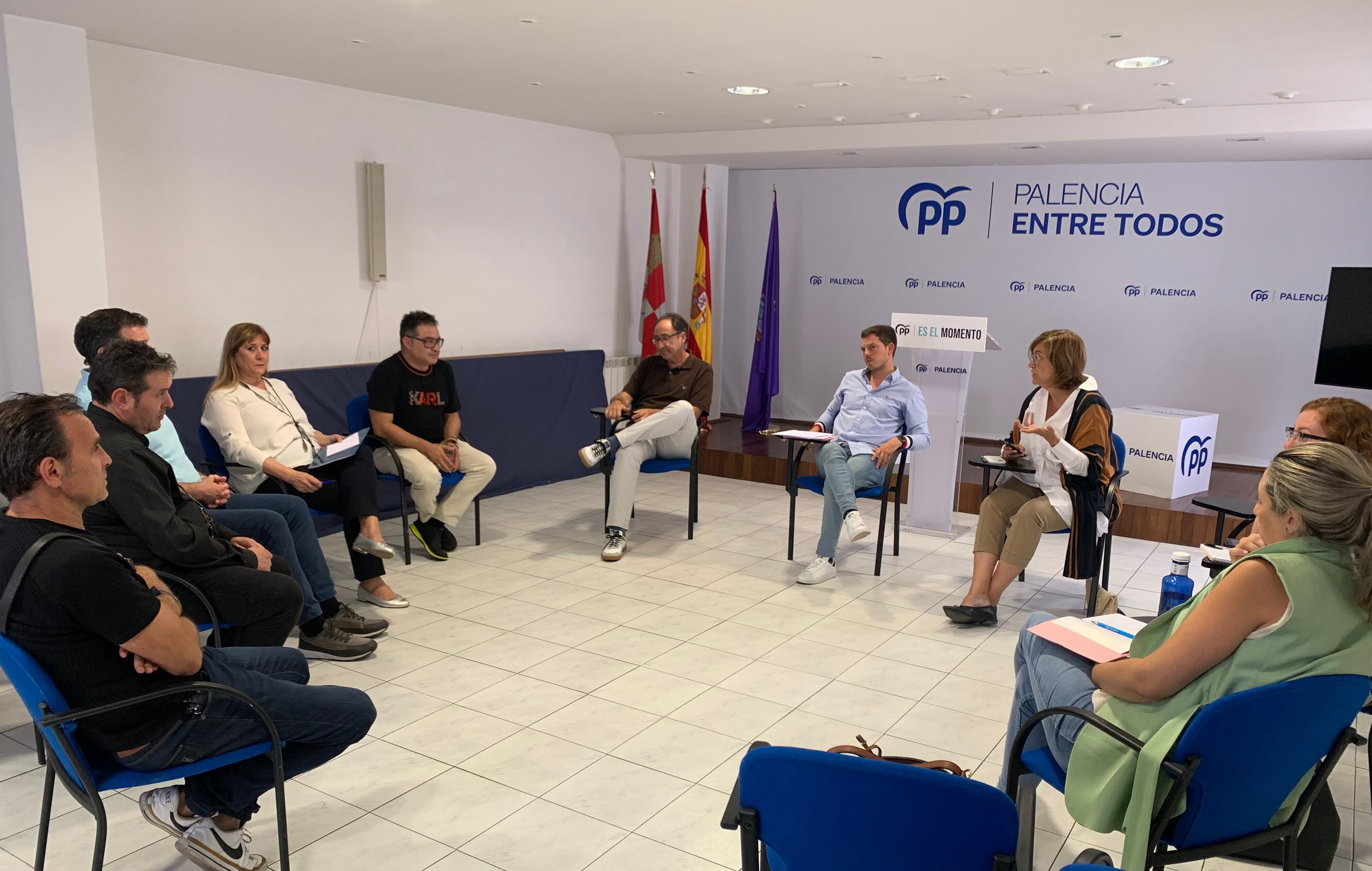 Reunión del Grupo Popular en el Ayuntamiento de Palencia con hosteleros