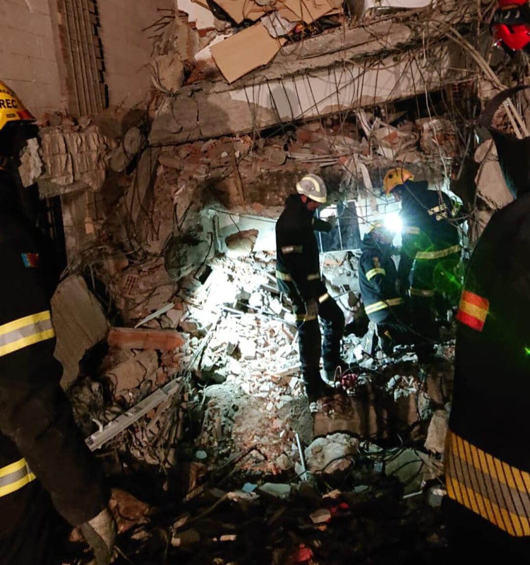 La UREC del CPBV junto a ONG IAE en el momento que encontraron a una persona con vida sepultada a unos cuatro o cinco metros bajo los escombros de Adiyaman.