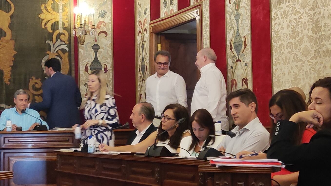 Sanguino accediendo al Salón de Plenos con Millana sentado en el que, hasta ahora, era su asiento en la bancada socialista