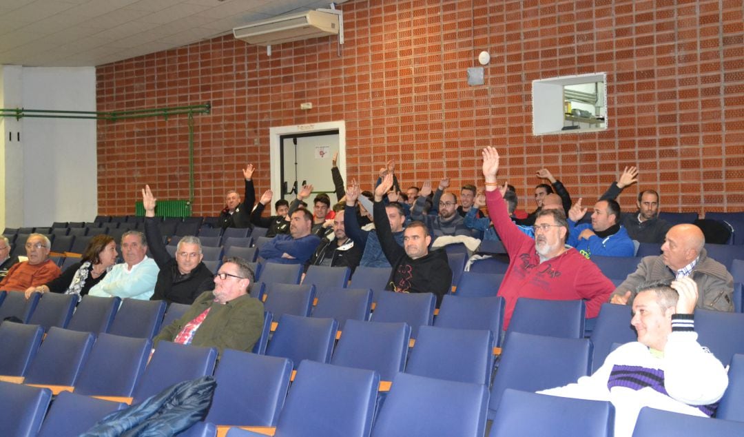 Socios del CD Dénia votando a mano alzada en una asamblea.