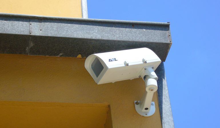 Càmera de seguretat instal·lada a la via pública.