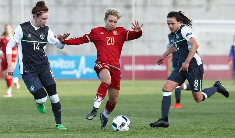 Amanda Sampedro (20) durante el encuentro en el que España venció 3-0 a República de Irlanda en La Ciudad del fútbol de Las Rozas