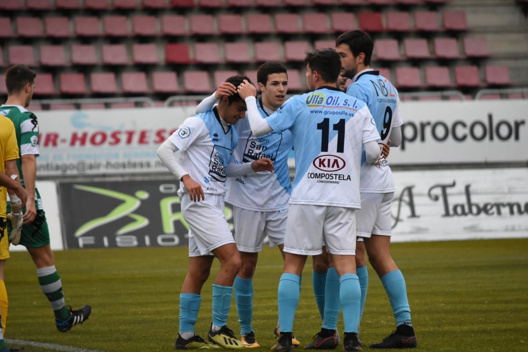 Los jugadores del Compos celebran un gol de Josiño en el Vero Boquete de San Lázaro