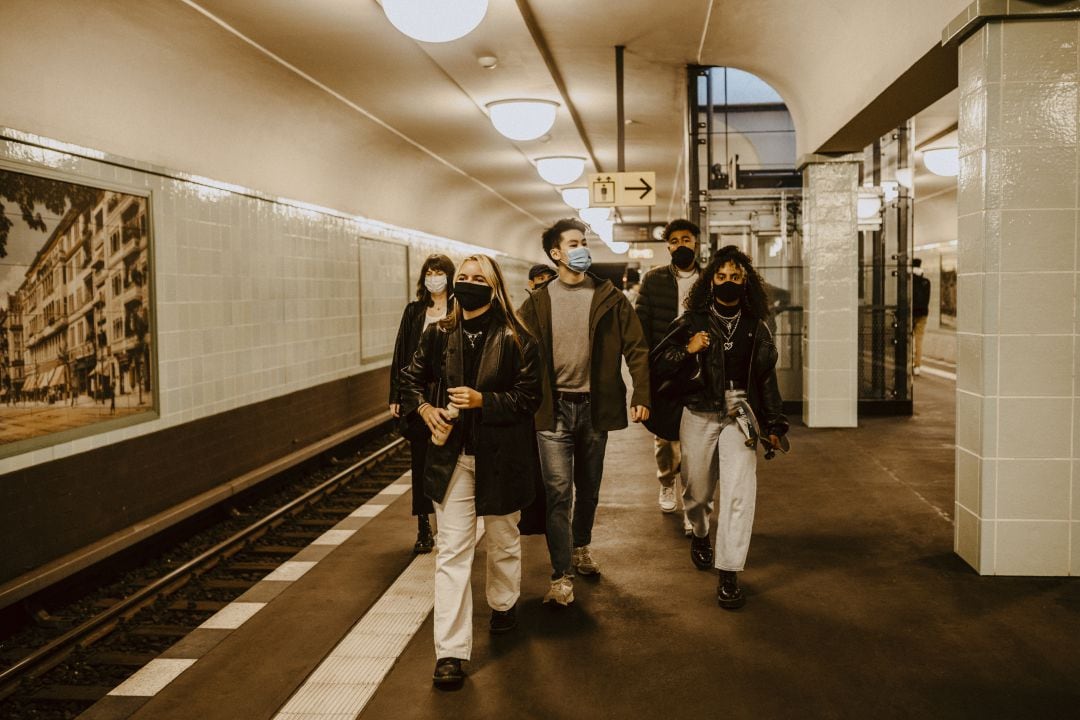 Un grupo de jóvenes, en el metro. 